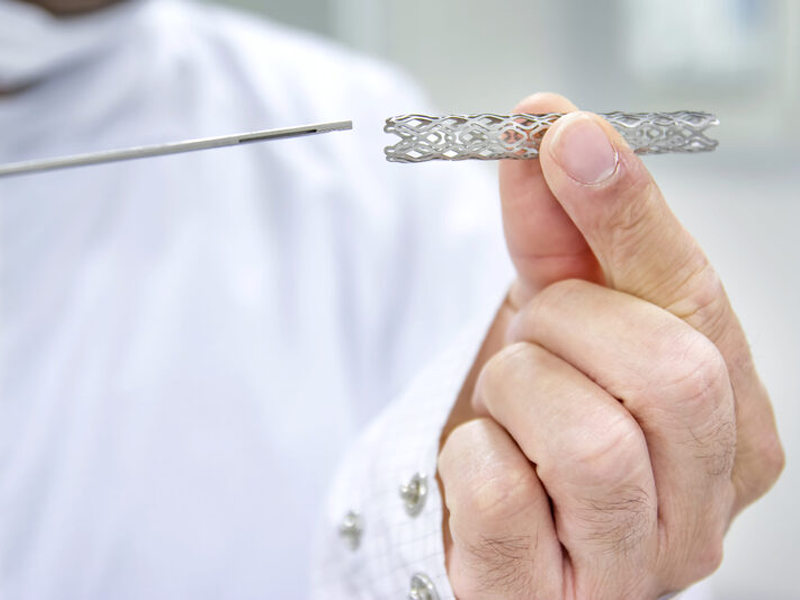 dat-stent-graft-cho-benh-nhan-doa-vo-khoi-phinh-dong-mach-chu-bung