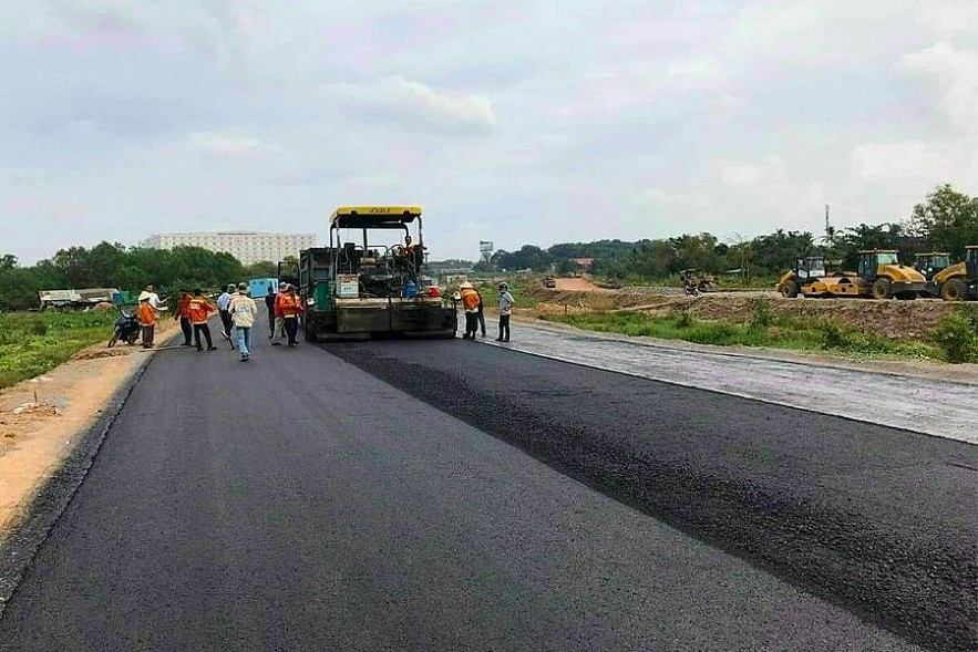 Một đoạn đường Hương Lộ 2 đang được gấp rút thi công. Ảnh: Việt Dũng.